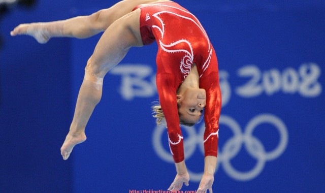 飞鲸体育直播-德甲球队生涯首次征战详细介绍与球员表现